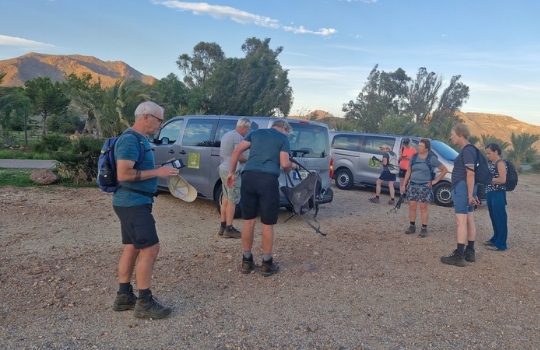 Wandelaars keren terug naar de auto na een wandelvakantie najaar in Cabo de Gata