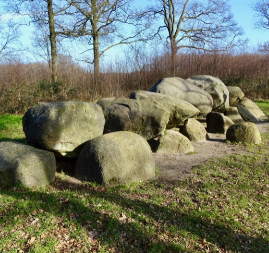 Hunebed langs een wandelroute in Drenthe