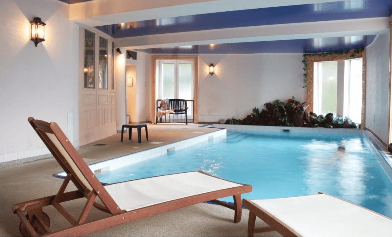 Zwembad in hotel in La Bourboule